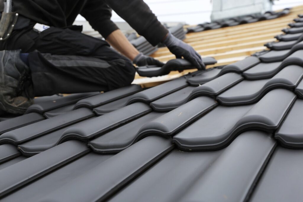 瓦屋根をふき替える時は、軽量タイプの屋根材へ