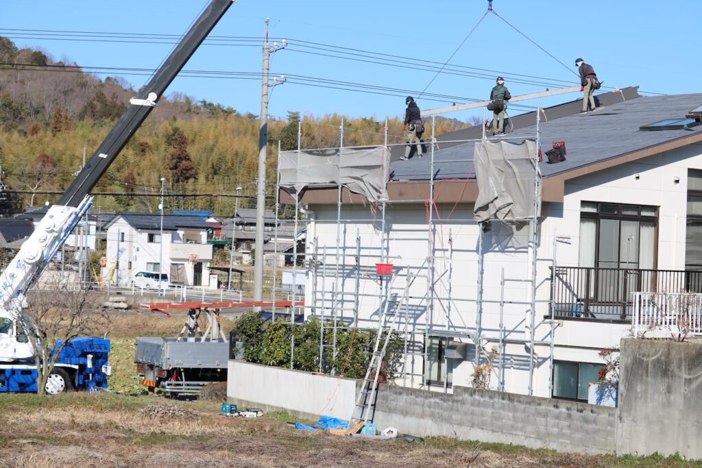 瓦屋根は重い！？屋根の軽量化で家を守るリフォーム